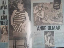 Pazar Haftalık Aktüalite Sinema Tiyatro Müzik ve Magazin Dergisi - 20 Mayıs 1962 - Sayı:297 - Sayı:556 - Yelda Gürani - Semiramis Pekkan - Kemal Öncü - Türkan Şoray kanunu için ne dediler? - İrfan Ünal - Metin Erksan - Ertem Eğilmez - Orhan Elmas - Yücel Hekimoğlu - Ayhan Işık - İki Ayda 8 kilo verdi - Esen Püsküllü ''tek arzum var'' diyor o da ''anne olmak'' - Nevin Nuray esmer oldu - Doğan Gürün - 1967 Güzellik Yarışması - Deniz Zorlu - Kemal Kınacı - Kayhan Türkçü - Zeynep Aksu - Dereceleri paylaştılar - Deneme filmi çekilirken - Cem Karaca - Nalan Güngör - Piraye Uzun - Suzan Mohaç - Selmin Ekşigil - Üç kuşak bir arada - Semiramis Pekkan yıllardır özlemini çektiği aşka kavuştu - Kemal Öncü - Aşk bu olsa gerek - Hanımlar sizin için Zeynep Berk - Sadri Alışık - Çolpan İlhan'ın falına bakıyor - Yeşilçam'ın ilk lolitası Hilal Esen açıklıyor - VOG EVA Külot Reklamı - ''Havva Cennetten ben de okuldan kovuldum'' Nilüfer Koçyiğit fotoğraf ve haberi - Tam Takım Dergi