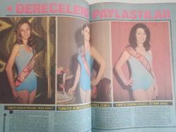 Pazar Haftalık Aktüalite Sinema Tiyatro Müzik ve Magazin Dergisi - 20 Mayıs 1962 - Sayı:297 - Sayı:556 - Yelda Gürani - Semiramis Pekkan - Kemal Öncü - Türkan Şoray kanunu için ne dediler? - İrfan Ünal - Metin Erksan - Ertem Eğilmez - Orhan Elmas - Yücel Hekimoğlu - Ayhan Işık - İki Ayda 8 kilo verdi - Esen Püsküllü ''tek arzum var'' diyor o da ''anne olmak'' - Nevin Nuray esmer oldu - Doğan Gürün - 1967 Güzellik Yarışması - Deniz Zorlu - Kemal Kınacı - Kayhan Türkçü - Zeynep Aksu - Dereceleri paylaştılar - Deneme filmi çekilirken - Cem Karaca - Nalan Güngör - Piraye Uzun - Suzan Mohaç - Selmin Ekşigil - Üç kuşak bir arada - Semiramis Pekkan yıllardır özlemini çektiği aşka kavuştu - Kemal Öncü - Aşk bu olsa gerek - Hanımlar sizin için Zeynep Berk - Sadri Alışık - Çolpan İlhan'ın falına bakıyor - Yeşilçam'ın ilk lolitası Hilal Esen açıklıyor - VOG EVA Külot Reklamı - ''Havva Cennetten ben de okuldan kovuldum'' Nilüfer Koçyiğit fotoğraf ve haberi - Tam Takım Dergi