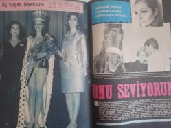 Pazar Haftalık Aktüalite Sinema Tiyatro Müzik ve Magazin Dergisi - 20 Mayıs 1962 - Sayı:297 - Sayı:556 - Yelda Gürani - Semiramis Pekkan - Kemal Öncü - Türkan Şoray kanunu için ne dediler? - İrfan Ünal - Metin Erksan - Ertem Eğilmez - Orhan Elmas - Yücel Hekimoğlu - Ayhan Işık - İki Ayda 8 kilo verdi - Esen Püsküllü ''tek arzum var'' diyor o da ''anne olmak'' - Nevin Nuray esmer oldu - Doğan Gürün - 1967 Güzellik Yarışması - Deniz Zorlu - Kemal Kınacı - Kayhan Türkçü - Zeynep Aksu - Dereceleri paylaştılar - Deneme filmi çekilirken - Cem Karaca - Nalan Güngör - Piraye Uzun - Suzan Mohaç - Selmin Ekşigil - Üç kuşak bir arada - Semiramis Pekkan yıllardır özlemini çektiği aşka kavuştu - Kemal Öncü - Aşk bu olsa gerek - Hanımlar sizin için Zeynep Berk - Sadri Alışık - Çolpan İlhan'ın falına bakıyor - Yeşilçam'ın ilk lolitası Hilal Esen açıklıyor - VOG EVA Külot Reklamı - ''Havva Cennetten ben de okuldan kovuldum'' Nilüfer Koçyiğit fotoğraf ve haberi - Tam Takım Dergi