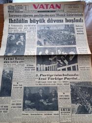 Vatan Gazetesi - 3 Şubat 1961 - Anayasayı Çiğneyen Gençliğe Ateş Açan 118 Sanık Adalet Önünde - İhtilalin Büyük Davası Başladı - Bumin Yamanoğlu Sürüklediği Öğrenciyi Sivil Polis Sanmış - İmar Bakanı Fehmi Yavuz Dün İstifa Etti - 3. Parti'ye İsim Bulundu Yeni Türkiye Partisi - 1500 Maden İşçisinin İşine Son Verildi - Balık Akını Devam Ediyor - Milli Eğitim Bakanı Turhan Feyzioğlu - İhtilalci Yüzbaşı Galvao'dan Salazar'a Açık Mektup - Aziz Nesin'in Romanı Kağnı Gölgesindeki İt Yazı Dizisi - Yabancı Memleketlerde Bulunan Amerikalılar Geriye Çağırılmıyor - Oktay Akbal Köşe Yazısı - Emil Galip Sandalcı Köşe Yazısı - Eichmann Yahudiler Disiplinli Olarak Naklediliyordu - Taş Devri Çizen Mıstık - Tonton Agah Çizgi Roman Sade Yalçın - 1960 Amerikası Yazan Doçent Doktor Nermin Abadan Yazı Dizisi - Asrın Davası Yassıada Duruşmaları - Fenerbahçeliler Kongresi - Şeref Has Kadroda Var Fakat Sakat - Voleybol Lig Maçları Bu Hafta Sona Eriyor - Zeki Şahin'in Aldığı Emir - Ödenek Davası - Milli Lig