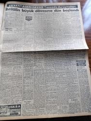 Vatan Gazetesi - 3 Şubat 1961 - Anayasayı Çiğneyen Gençliğe Ateş Açan 118 Sanık Adalet Önünde - İhtilalin Büyük Davası Başladı - Bumin Yamanoğlu Sürüklediği Öğrenciyi Sivil Polis Sanmış - İmar Bakanı Fehmi Yavuz Dün İstifa Etti - 3. Parti'ye İsim Bulundu Yeni Türkiye Partisi - 1500 Maden İşçisinin İşine Son Verildi - Balık Akını Devam Ediyor - Milli Eğitim Bakanı Turhan Feyzioğlu - İhtilalci Yüzbaşı Galvao'dan Salazar'a Açık Mektup - Aziz Nesin'in Romanı Kağnı Gölgesindeki İt Yazı Dizisi - Yabancı Memleketlerde Bulunan Amerikalılar Geriye Çağırılmıyor - Oktay Akbal Köşe Yazısı - Emil Galip Sandalcı Köşe Yazısı - Eichmann Yahudiler Disiplinli Olarak Naklediliyordu - Taş Devri Çizen Mıstık - Tonton Agah Çizgi Roman Sade Yalçın - 1960 Amerikası Yazan Doçent Doktor Nermin Abadan Yazı Dizisi - Asrın Davası Yassıada Duruşmaları - Fenerbahçeliler Kongresi - Şeref Has Kadroda Var Fakat Sakat - Voleybol Lig Maçları Bu Hafta Sona Eriyor - Zeki Şahin'in Aldığı Emir - Ödenek Davası - Milli Lig