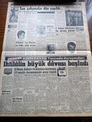 Vatan Gazetesi - 3 Şubat 1961 - Anayasayı Çiğneyen Gençliğe Ateş Açan 118 Sanık Adalet Önünde - İhtilalin Büyük Davası Başladı - Bumin Yamanoğlu Sürüklediği Öğrenciyi Sivil Polis Sanmış - İmar Bakanı Fehmi Yavuz Dün İstifa Etti - 3. Parti'ye İsim Bulundu Yeni Türkiye Partisi - 1500 Maden İşçisinin İşine Son Verildi - Balık Akını Devam Ediyor - Milli Eğitim Bakanı Turhan Feyzioğlu - İhtilalci Yüzbaşı Galvao'dan Salazar'a Açık Mektup - Aziz Nesin'in Romanı Kağnı Gölgesindeki İt Yazı Dizisi - Yabancı Memleketlerde Bulunan Amerikalılar Geriye Çağırılmıyor - Oktay Akbal Köşe Yazısı - Emil Galip Sandalcı Köşe Yazısı - Eichmann Yahudiler Disiplinli Olarak Naklediliyordu - Taş Devri Çizen Mıstık - Tonton Agah Çizgi Roman Sade Yalçın - 1960 Amerikası Yazan Doçent Doktor Nermin Abadan Yazı Dizisi - Asrın Davası Yassıada Duruşmaları - Fenerbahçeliler Kongresi - Şeref Has Kadroda Var Fakat Sakat - Voleybol Lig Maçları Bu Hafta Sona Eriyor - Zeki Şahin'in Aldığı Emir - Ödenek Davası - Milli Lig