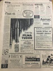 HÜRRİYET GAZETESİ 4 EKİM 1966 YIL : 19 SAYI :6621--Sunay ,İran da Şah ın  Babası Rıza Şah ın Kabrini Ziyaret Etti ----Varto için 26 Milyon Lira Yardım Toplandı --İzmir de bir  muhabbet tellalı genç kadını sermaye yapmış ---Kilis  gümrüğünde 38 milyon lira değerinde kaçak mal var ---Öldüren  Amerikalı kadın subayın nişanlısı  hastaneden çıktı ---Diyanet İşleri Başkanlığına A.Rıza Hakses Getiriliyor ---Rumlar ,Türk köylerine tuzak kuruyor ---Belediye dar  cepheli  arsalara uygun görürse  ruhsat verecek---Büyük Reis  yeni kurulan Lesoto ya hem kral  hem muhalefet lideri ---A.ve Ümitli Milli Takımlarımız Dün Kampa Girdi ---Antrenör Spayiç :Ajax ı kupadan eleyebiliriz dedi ----Ajax dün geldi ---Japonya da büyük binalar içinde Balık tutmak için havuz açıldı ---24 saatlik yarışı kazanan oto yu satın aldı ---Bu da Milli Otomobil  :Bir kişilik  arabanın  boyu 2 ,eni 1 metre ---Şemsi usta yemeği  ısmarladıktan sonra hazırlayıp  ateşe  oturtuyor ---