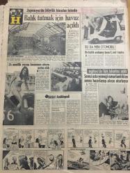 HÜRRİYET GAZETESİ 4 EKİM 1966 YIL : 19 SAYI :6621--Sunay ,İran da Şah ın  Babası Rıza Şah ın Kabrini Ziyaret Etti ----Varto için 26 Milyon Lira Yardım Toplandı --İzmir de bir  muhabbet tellalı genç kadını sermaye yapmış ---Kilis  gümrüğünde 38 milyon lira değerinde kaçak mal var ---Öldüren  Amerikalı kadın subayın nişanlısı  hastaneden çıktı ---Diyanet İşleri Başkanlığına A.Rıza Hakses Getiriliyor ---Rumlar ,Türk köylerine tuzak kuruyor ---Belediye dar  cepheli  arsalara uygun görürse  ruhsat verecek---Büyük Reis  yeni kurulan Lesoto ya hem kral  hem muhalefet lideri ---A.ve Ümitli Milli Takımlarımız Dün Kampa Girdi ---Antrenör Spayiç :Ajax ı kupadan eleyebiliriz dedi ----Ajax dün geldi ---Japonya da büyük binalar içinde Balık tutmak için havuz açıldı ---24 saatlik yarışı kazanan oto yu satın aldı ---Bu da Milli Otomobil  :Bir kişilik  arabanın  boyu 2 ,eni 1 metre ---Şemsi usta yemeği  ısmarladıktan sonra hazırlayıp  ateşe  oturtuyor ---