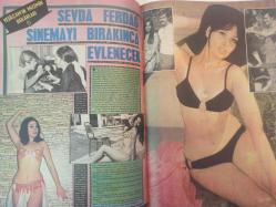 Pazar Haftalık Aktüalite Sinema Tiyatro Müzik ve Magazin Dergisi - 5 Haziran 1970 - Sayı:715 - Fatma Karanfil - Gülsüm Kamu - Fatma Karanfil, Oya Peri, Gülgün Erdem donuk festivale renk veriyorlardı - Ünal Tolunay - Agah Özgüç - Tuncer Cebeci - Suzi Janet soyundu - Acarsoy buzdolabı reklamı - Yıldırım Gencer'in mahpusluğu Aynur Akarsu'nun canına tak dedi - Tijen Par - Hülya Darcan - Karper Peynir reklamı - Filmciler Nevin Nuray'ın peşinden koşuyor - Ünsel Aybek - Sevda Ferdağ sinemayı bırakınca evlenecek - Sadri Alışık - Yusuf Sezgin - Super Job Traş Makinesi reklamı - Fikret Hakan bu sefer iyice ümitli - Cüneyt Arkın'ı nişanlısı bir dakika bile yalnız bırakmıyor - Betül Işıl - Piraye Uzun - Orhan Kapkı - Erdoğan Tokatlı - Erdoğan Tokatlı - Nihat Akın - Piraye Uzun - Orhan Kapkı - Zuhal Aktan - Sommie Bouldin - Doctor Renaud Krem Reklamı fotoğraf ve haberi - Tam Takım Dergi