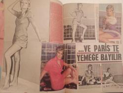 Pazar Haftalık Aktüalite Sinema Tiyatro Müzik ve Magazin Dergisi - 4 Eylül 1970 - Sayı:728 - Leyla Sayar - Esen Püsküllü - Günseli Başar'ın kavalyesi Fikret Hakan - Ali Çakuş - Serpil Örümcer artık ''aşka paydos'' dedi - Leyla Sayar bu yıl da bekar kaldı - Filiz Akın oğlunun artist olmasını hiç istemiyordu ama İlker İnanoğlu şimdi başa güreşiyor - Cüneyt Arkın - Zeynep Değirmencioğlu - Ajda Pekkan - Ve Paris'te yemeğe bayılır - Nuran Aksoy'u ufacık kızıyla tek başına bıraktılar - Kaya Ererez - Tursil Deterjan Reklamı - Nilüfer Koçyiğit'te ablasının izinden gidiyor - Muzaffer Tema yalnız yaşamaya bir süre alıştı - Memduh Ün - Ayhan Işık - Kadir İnanır - Hayati Hamzaoğlu - Esen Püsküllü - Annelik ve sinema bir arada yürüyor fotoğraf ve haberi - Tam Takım Dergi