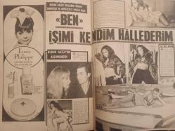 Pazar Haftalık Aktüalite Sinema Tiyatro Müzik ve Magazin Dergisi - 23 Ekim 1970 - Sayı:735 - Seher Şeniz - Selda Alkor ve Nişanlısı Cihat İlkbaşaran - Sevim Emre Yeşilçam'a iyice küstü - Aynur Akarsu, Yıldırım Gencer örnek çift oldular - Sadri Alışık'ı boyalı yamyamlar Afrika'ya yolcu etti - Yılmaz Güney dert yandı - Mahmut Tezcan yeni eşi üzerinde iddialı - Müşerref Tezcan - Menderes Utku - Filiz Akın'a şarkıcılık çok yakıştı - Persil Deterjan Reklamı - Raquel Welch - Ursula Andress - Dişilerin En Dişisi! - Peri Han - Güner sümer - Selda Alkor - Ayşecik Pamuk Prenses oldu - Zeynep Değirmencioğlu - Suna Selen - Salih Güney - Nuran Aksoy'un albümünden - Seher Şeniz, Feri Cansel ile savaşıyor fotoğraf ve haberi - Tam Takım Dergi