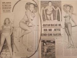 Pazar Haftalık Aktüalite Sinema Tiyatro Müzik ve Magazin Dergisi - 9 Ekim 1970 - Sayı:733 - Piraye Uzun - Leyla Sayar yuvaya döndü - Altan Günbay - Ediz Hun - Serpil Örümcer ile Piraye Uzun arasındaki harp iyice hızlandı - Nurlan San'ın kardeşi şantöz Nuray San'da Yeşilçam'a girdi - Mine Mutlu şakır şakır göbek attı - ''Carroll Baker'' - Sevgi Can, ''1970 kışında sizlere büyük sürprizler var'' diyor - Yılmaz Güney - Nejat Saydam - Kartal Tibet - OMO Deterjan Reklamı - Sadosan Boya Reklamı - Yeşilçam'ın yeni Tarkan'ı: Nejat Özbek - Zeynep Aksu - Menderes Utku - Turgut Demirağ - Yeşilçam'da çocuk yıldız salgını - Rüya Gümüşata, Parla Şenol - Funda Gürçen - Billur Kalkavan - Erol Taş - John Moulder Brown - Yeşilçam'ın Havva Ana'sı görev başında - Figen Han gibi kimse soyunamaz! - Esen Püsküllü - Fikret Hakan - Fatma Girik - Figen Say - Filiz Akın - Feridun Çölgeçen - Fatma Karanfil fotoğraf ve haberi - Tam Takım Dergi