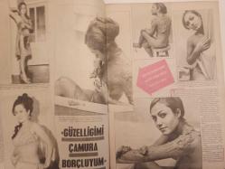 Pazar Haftalık Aktüalite Sinema Tiyatro Müzik ve Magazin Dergisi - 9 Ekim 1970 - Sayı:733 - Piraye Uzun - Leyla Sayar yuvaya döndü - Altan Günbay - Ediz Hun - Serpil Örümcer ile Piraye Uzun arasındaki harp iyice hızlandı - Nurlan San'ın kardeşi şantöz Nuray San'da Yeşilçam'a girdi - Mine Mutlu şakır şakır göbek attı - ''Carroll Baker'' - Sevgi Can, ''1970 kışında sizlere büyük sürprizler var'' diyor - Yılmaz Güney - Nejat Saydam - Kartal Tibet - OMO Deterjan Reklamı - Sadosan Boya Reklamı - Yeşilçam'ın yeni Tarkan'ı: Nejat Özbek - Zeynep Aksu - Menderes Utku - Turgut Demirağ - Yeşilçam'da çocuk yıldız salgını - Rüya Gümüşata, Parla Şenol - Funda Gürçen - Billur Kalkavan - Erol Taş - John Moulder Brown - Yeşilçam'ın Havva Ana'sı görev başında - Figen Han gibi kimse soyunamaz! - Esen Püsküllü - Fikret Hakan - Fatma Girik - Figen Say - Filiz Akın - Feridun Çölgeçen - Fatma Karanfil fotoğraf ve haberi - Tam Takım Dergi