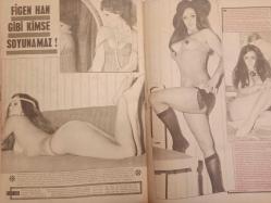 Pazar Haftalık Aktüalite Sinema Tiyatro Müzik ve Magazin Dergisi - 9 Ekim 1970 - Sayı:733 - Piraye Uzun - Leyla Sayar yuvaya döndü - Altan Günbay - Ediz Hun - Serpil Örümcer ile Piraye Uzun arasındaki harp iyice hızlandı - Nurlan San'ın kardeşi şantöz Nuray San'da Yeşilçam'a girdi - Mine Mutlu şakır şakır göbek attı - ''Carroll Baker'' - Sevgi Can, ''1970 kışında sizlere büyük sürprizler var'' diyor - Yılmaz Güney - Nejat Saydam - Kartal Tibet - OMO Deterjan Reklamı - Sadosan Boya Reklamı - Yeşilçam'ın yeni Tarkan'ı: Nejat Özbek - Zeynep Aksu - Menderes Utku - Turgut Demirağ - Yeşilçam'da çocuk yıldız salgını - Rüya Gümüşata, Parla Şenol - Funda Gürçen - Billur Kalkavan - Erol Taş - John Moulder Brown - Yeşilçam'ın Havva Ana'sı görev başında - Figen Han gibi kimse soyunamaz! - Esen Püsküllü - Fikret Hakan - Fatma Girik - Figen Say - Filiz Akın - Feridun Çölgeçen - Fatma Karanfil fotoğraf ve haberi - Tam Takım Dergi