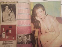 Pazar Haftalık Aktüalite Sinema Tiyatro Müzik ve Magazin Dergisi - 3 Nisan 1970 - Sayı:706 - Sevda Ferdağ - Oya Peri - Çirkin Kral Yılmaz Güney Yeşilçam'a döndü - Nami Dilbaz - Yılmaz Güney - Filiz Akın, Cüneyt Arkın ve Zuhal Aktan isimsiz filmde buluştular - FİLM Dergisi Metin Erksan, Halit Refiğ, Duygu Sağıroğlu'nu övüyor - Ahmet Mekin yeniden doğdu - Mine Mutlu - Osman Faruk Seden - Funda Gürçen - Figen Han - Asım Nipton - Gorbon Işıl Fayans Reklamı - Beşiktaşlı Yusuf şimdi de Gülsün Kamu'ya el koydu - Kamuran Ballı - Aynur Akarsu - Sevda Nur - Persil Deterjan Reklamı - TAT domates suyu reklamı - Nazan Şoray, Engin Çağlar ve Ötesi - Sevda Ferdağ evinde, Tamer Yiğit kışlada hep aynı şeyi söylüyorlar: ''Gel Tezkere Gel'' - Oya Peri şansızlıklara paydos Yeşilçam'a devam dedi - Doctor Renaud Krem Reklamı - Öztürk Serengil karımdan ayrılmaya niyetim yok diyor fotoğraf ve haberi - Tam Takım Dergi