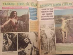 Pazar Haftalık Aktüalite Sinema Tiyatro Müzik ve Magazin Dergisi - 25 Ağustos 1977 - Sayı:1092 - Meral Zeren - Nil Burak - Nükhet Duru sahnelere karnaval havası getirdi - Cahide Sonku-  Bülent Kayabaş - Gönül Tansel - Aydemir Akbaş - Zeyno Çilem - Ceyda Karahan - Sesi kısılan Seyyal Taner için tehlike çanı çalıyor - Gypsy Peterson - Barbara Atkinson - Carlos Manzon - Kantocu Meral Küçükerol'a tanga da yasak bikini de yasak - Oya Yurdakul Yeşilçam'ın kurallarına isyan etti - Milyonluk döviz makinesi - Yonca Yücel bir yılda dört ülkeden bir milyon lira yurda döviz yetirdi - Fotomodel Denise Türkiye'de de modellik yaptı ama soyunmadı - Jackie Sewell - Vanya - Anne Marie ıslak giysilerle daha dişi oluyor fotoğraf ve haberi - Tam Takım Dergi