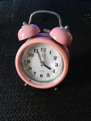 ALARMLI IŞIKLI PEMBE MASA SAATİ