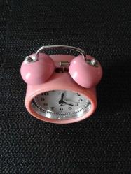 ALARMLI IŞIKLI PEMBE MASA SAATİ