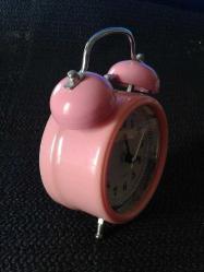 ALARMLI IŞIKLI PEMBE MASA SAATİ