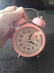 ALARMLI IŞIKLI PEMBE MASA SAATİ