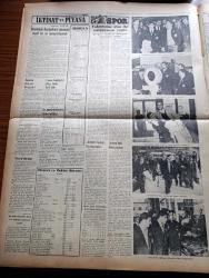 Vatan Gazetesi - 15 Nisan 1953 - Ahmet Emin Yalman Köşe Yazısı - Almanya İle Ticaret Görüşmeleri Başlıyor - Savcılık Güzin Erişken'i Bakırköy Hastanesinden Çıkarttı - Altemur Kılıç Tahran'dan Bildiriyor İran Şahı Tarafından Kabul Edildim - Tahran'da Nümayişler Oldu - Hasta Esirler Kuzey Kore'den Hareket Etti - Kadınlar Tekkesi Yazan Refik Halid Karay Yazı Dizisi - Subay Terfi Kanunu - Bakırköy Ve Eyüp'te Ucuz Ev Yaptırılacak - Şehir Tiyatrosu İçin Yeni Bir Talimatname Hazırlandı - Madalya Alacak Kore Kahramanları - Sovyetler'in Petrol Siyaseti Nedir - Profesör Cemil Topuzlu'nun Meslek Hayatına Ait Hatıralar Yazan İhsan Ada Yazı Dizisi - Kibar Tuvalet Sabunu - Macera Bu Akşam Başlıyor Yazan Robert Collard Yazı Dizisi - Atatürk Heykeli Karşılaşmaları - Pazar Günü Fenerbahçe İle Galatasaray Karşılaşıyor - Borsa - Good Year Lastikleri - Arı Unları