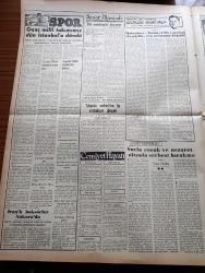 Vatan Gazetesi - 11 Nisan 1953 - Hak Rejimi Yazan Ahmet Emin Yalman Köşe Yazısı - Birleşmiş Milletler Delegelerine Esirler İçin Salahiyet Verildi - Türkiye NATO'nun En Parlak Noktası - Emekli General Ve Afyon Milletvekili Ali İhsan Sabis'in Kiracılarina Tehdit Mektubu - Müritler Şeyh Akif'in Aleyhinde İfade Verdiler - Deliren Bir Jandarma Beş Arkadaşını Vurdu -  Mareşal Fevzi Çakmak Dün Anıldı - Hasan Fehmi Ustaoğlu'nun Dokunulmazlığı - Profesör Ahmet Ali Özeken Vefat Etti - Kadınlar Tekkesi Yazan Refik Halid Karay Yazı Dizisi - Otel Ücretlerine Yüzde 25 Zam Yapıldı - Prenses Sabahattin Toplantıları - Hoş Memo Karikatür - Times'in Türk İngiliz Ticareti İçin Yazısı - 17 Yılda 100 Bin Kilometre Koşan Atlet Şevki Koru - Galatasaray Takımı Bugün Ankara'ya Gitti - Şekerspor Karma Takımı - Yugoslav Talebe Futbolcuları Geliyor - İranlı Boksörler Ankara'da - Eleanora Rossi Drago Sensualite Filminde Fotoğraf - İstanbul Radyosunda Arif Sami Toker - Radyo Tekniği Radyodaki Parazitler - Good Year