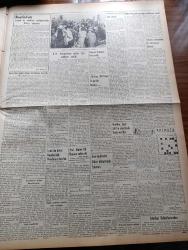 Vatan Gazetesi - 11 Nisan 1953 - Hak Rejimi Yazan Ahmet Emin Yalman Köşe Yazısı - Birleşmiş Milletler Delegelerine Esirler İçin Salahiyet Verildi - Türkiye NATO'nun En Parlak Noktası - Emekli General Ve Afyon Milletvekili Ali İhsan Sabis'in Kiracılarina Tehdit Mektubu - Müritler Şeyh Akif'in Aleyhinde İfade Verdiler - Deliren Bir Jandarma Beş Arkadaşını Vurdu -  Mareşal Fevzi Çakmak Dün Anıldı - Hasan Fehmi Ustaoğlu'nun Dokunulmazlığı - Profesör Ahmet Ali Özeken Vefat Etti - Kadınlar Tekkesi Yazan Refik Halid Karay Yazı Dizisi - Otel Ücretlerine Yüzde 25 Zam Yapıldı - Prenses Sabahattin Toplantıları - Hoş Memo Karikatür - Times'in Türk İngiliz Ticareti İçin Yazısı - 17 Yılda 100 Bin Kilometre Koşan Atlet Şevki Koru - Galatasaray Takımı Bugün Ankara'ya Gitti - Şekerspor Karma Takımı - Yugoslav Talebe Futbolcuları Geliyor - İranlı Boksörler Ankara'da - Eleanora Rossi Drago Sensualite Filminde Fotoğraf - İstanbul Radyosunda Arif Sami Toker - Radyo Tekniği Radyodaki Parazitler - Good Year