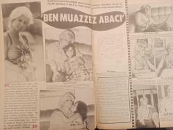Pazar Haftalık Aktüalite Sinema Tiyatro Müzik ve Magazin Dergisi - 1976 Yılı - Sayı:986 - Seyyal Taner - Neri Neril - Emel Sayın - Tarık Akan - Müjdat Gençalp - Tarık Akan, Emel Sayın ve Sevim Çağlayan'ı Ataköy'de yüzleştirdi - Aynur Aydan'la Nice Plajlarında - Gazanfer Özcan - Muhibbe Darga - Nüzhet Birsel - Necla Birsel - Güler Akbaşoğlu - Kamil Yener - Necla Yener - Tülin Gökbakan - Nilüfer Bingöl - Nükhet Çakmur - Serap İnce - Muhlis Eriner - Müjde Ar ''Baldız'' filmini bitirmeden ''Köçek'' e başladı - Mahmut Hekimoğlu - Feri Cansel ''Sahnede soyun filmde soyun bıktım artık'' dedi - ANUŞKA Dev Posteri - Ünlüler albümü: Kamuran Akkor - Semih Sezerli - Yıldırım Önal - Cüneyt Arkın - Vasfi Uçaroğlu - İzzet Günay - Yalçın Gülhan - Nuray Belbüken - Gülgün Erdem - Aydemir Akbaş'ın albümünden - Senar Seven - ''Bu furyada eğer küpü doldurmazsak yandık demektir'' - 'Ben Muazzez Abacı' - Elif Pektaş - Deniz Erkanat'ın canına tak etti fotoğraf ve haberi - Posterli Tam Takım Dergi