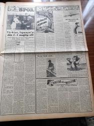 Vatan Gazetesi - 7 Nisan 1953 - Milliyetçilik Perdesi Yazan Ahmet Emin Yalman Köşe Yazısı - Nabalond'ın İsveçli Kaptanı Oscar Loretson Dün Tevkif Edildi - Dumlupınar Denizaltı Faciası - Deniz Teşkilatında Bugün Matem Var - İlk Enerji Kongresi Çalışmalara Başladı - Muammer Alakant Samet Ağaoğlu Ve Tevfik İleri Dün İstifa Ettiler - Ulaştırma Bakanı Yümnü Üresin - Kiralar Tasarısı Dün Mecliste Kabul Edildi - Türkiye İspanya'yı Dün 3 2 Mağlup Etti - Kadınlar Tekkesi Yazan Refik Halid Karay Yazı Dizisi - Altemur Kılıç Tahran'dan Bildiriyor - Tudeh'çilerin Vaziyeti - Batı Almanya Başbakanı Adenauer Amerika'da - Mapusane Çeşmesi Yazan Mehmet Yanık Yazı Dizisi - Kremlin'in Yeni Hükümdarı Georgie Malenkov Yazan Albay İlya Molin Yazı Dizisi - Viyolonsel Resitali - Çocuk Köşesi - Macera Bu Akşam Başlıyor Yazan Robert Collard Yazı Dizisi - Bulmaca - Türk Mısır Ticaret Anlaşması - Gripin - Doğubank - Eminönü Kızılay Kongresi Hadisesinin Tahkikatı Bitti - Kenyatta'nın Mau Mau Şefi Olduğu Anlaşıldı