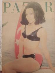 Pazar Haftalık Aktüalite Sinema Tiyatro Müzik ve Magazin Dergisi - 9 Ekim 1970 - Sayı:733 - Piraye Uzun - Leyla Sayar yuvaya döndü - Altan Günbay - Ediz Hun - Serpil Örümcer ile Piraye Uzun arasındaki harp iyice hızlandı - Nurlan San'ın kardeşi şantöz Nuray San'da Yeşilçam'a girdi - Mine Mutlu şakır şakır göbek attı - ''Carroll Baker'' - Sevgi Can, ''1970 kışında sizlere büyük sürprizler var'' diyor - Yılmaz Güney - Nejat Saydam - Kartal Tibet - OMO Deterjan Reklamı - Sadosan Boya Reklamı - Yeşilçam'ın yeni Tarkan'ı: Nejat Özbek - Zeynep Aksu - Menderes Utku - Turgut Demirağ - Yeşilçam'da çocuk yıldız salgını - Rüya Gümüşata, Parla Şenol - Funda Gürçen - Billur Kalkavan - Erol Taş - John Moulder Brown - Yeşilçam'ın Havva Ana'sı görev başında - Figen Han gibi kimse soyunamaz! - Esen Püsküllü - Fikret Hakan - Fatma Girik - Figen Say - Filiz Akın - Feridun Çölgeçen - Fatma Karanfil fotoğraf ve haberi - Tam Takım Dergi