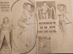 Pazar Haftalık Aktüalite Sinema Tiyatro Müzik ve Magazin Dergisi - 9 Ekim 1970 - Sayı:733 - Piraye Uzun - Leyla Sayar yuvaya döndü - Altan Günbay - Ediz Hun - Serpil Örümcer ile Piraye Uzun arasındaki harp iyice hızlandı - Nurlan San'ın kardeşi şantöz Nuray San'da Yeşilçam'a girdi - Mine Mutlu şakır şakır göbek attı - ''Carroll Baker'' - Sevgi Can, ''1970 kışında sizlere büyük sürprizler var'' diyor - Yılmaz Güney - Nejat Saydam - Kartal Tibet - OMO Deterjan Reklamı - Sadosan Boya Reklamı - Yeşilçam'ın yeni Tarkan'ı: Nejat Özbek - Zeynep Aksu - Menderes Utku - Turgut Demirağ - Yeşilçam'da çocuk yıldız salgını - Rüya Gümüşata, Parla Şenol - Funda Gürçen - Billur Kalkavan - Erol Taş - John Moulder Brown - Yeşilçam'ın Havva Ana'sı görev başında - Figen Han gibi kimse soyunamaz! - Esen Püsküllü - Fikret Hakan - Fatma Girik - Figen Say - Filiz Akın - Feridun Çölgeçen - Fatma Karanfil fotoğraf ve haberi - Tam Takım Dergi