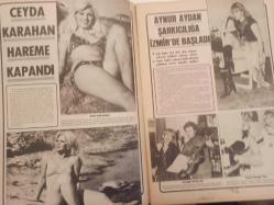 Pazar Haftalık Aktüalite Sinema Tiyatro Müzik ve Magazin Dergisi -9 Aralık 1976 - Sayı:1055 - Bahar Erdeniz - Mary York - Sezer Güvenirgil at yarışına merak saydı - Nigar Uluerer - Esin Engin - Uğur Böcekleri Yalçın - Kadir İnanır - Aysun Güven'in küçük yeğeni de artist oldu - Sevgilisinden ayrılan Nazan Adalı eğleniyor - Ali Poyrazoğlu'nun parolası ''dur konuşma sus söyleme'' - Oya Başar - Gülşen Gürsoy - Nilgün Belgün - Erden Mısırlı - Romalı Perihan Roma tatilinde - Ceyda Karahan hareme kapandı - Aynur Aydan şarkıcılığa İzmir'de başladı - Esin Engin - Selma Güneri - Kadir İnanır neden bir araya gelemediler? - Bahar Erdeniz, Hakan Balamir'le birlikte oynadığı son filmini yeni bitirdi - Seyyal Taner - Arda Uskan bir türlü nikah masasına oturamıyor - şantöz Yaprak ''Zirve yarışında ben de varım'' diyor - On yıllık aşkından ayrılan Mine Soley sahneye dönüş yaptı - Ülkü Özen - Yalçın Ateş hem iş hem aşk ortaklığı kurdu - Linda Waters fotoğraf ve haberi - Tam Takım Dergi