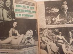 Pazar Haftalık Aktüalite Sinema Tiyatro Müzik ve Magazin Dergisi - 1974 Yılı - Sayı:962 - Feri Cansel - Gülistan Okan - Yeşilçam'ın iki genç kızı Zeynep Değirmencioğlu ve Beyza Başar'ın keyiflerine diyecek yoktu - Aykut Bora - Sevda Nur yine kayboldu - Senar Seven gizlice nişanlandı - Pakize Suda Dev Posteri - Ünlüler Albümü: Kartal Tibet - Peyami Safa - Hülya Koçyiğit - Reşat Nuri Güntekin - Osman F. Seden - Türkan Şoray - Filiz Akın - Kartal Tibet - Türker İnanoğlu - Fatma Girik - Metin Erksan - Filiz Akın - zeki Ökten - Hale Soygazi - Memduh Ün - Türkan Şoray - Mehmet Arslan - Hülya Koçyiğit - Ertem Eğilmez - Suat Yalaz - Ayhan Işık - Muhteşem Marilyn Monroe - Clark Gable - John Huston - Eileen Heckart - Patrick Rolland - Hülya Koçyiğit - Romalı Perihan - Belgin Doruk - Fatma Belgen - Nebahat Çehre - Elif Pektaş - Arzu Okay - Kadir İnanır - Prenses Banu fotoğraf ve haberi - Posterli Tam Takım Dergi