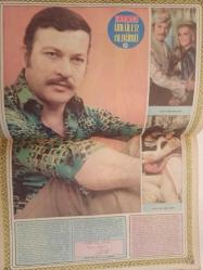 Pazar Haftalık Aktüalite Sinema Tiyatro Müzik ve Magazin Dergisi - 1974 Yılı - Sayı:962 - Feri Cansel - Gülistan Okan - Yeşilçam'ın iki genç kızı Zeynep Değirmencioğlu ve Beyza Başar'ın keyiflerine diyecek yoktu - Aykut Bora - Sevda Nur yine kayboldu - Senar Seven gizlice nişanlandı - Pakize Suda Dev Posteri - Ünlüler Albümü: Kartal Tibet - Peyami Safa - Hülya Koçyiğit - Reşat Nuri Güntekin - Osman F. Seden - Türkan Şoray - Filiz Akın - Kartal Tibet - Türker İnanoğlu - Fatma Girik - Metin Erksan - Filiz Akın - zeki Ökten - Hale Soygazi - Memduh Ün - Türkan Şoray - Mehmet Arslan - Hülya Koçyiğit - Ertem Eğilmez - Suat Yalaz - Ayhan Işık - Muhteşem Marilyn Monroe - Clark Gable - John Huston - Eileen Heckart - Patrick Rolland - Hülya Koçyiğit - Romalı Perihan - Belgin Doruk - Fatma Belgen - Nebahat Çehre - Elif Pektaş - Arzu Okay - Kadir İnanır - Prenses Banu fotoğraf ve haberi - Posterli Tam Takım Dergi