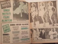 Pazar Haftalık Aktüalite Sinema Tiyatro Müzik ve Magazin Dergisi - 1974 Yılı - Sayı:962 - Feri Cansel - Gülistan Okan - Yeşilçam'ın iki genç kızı Zeynep Değirmencioğlu ve Beyza Başar'ın keyiflerine diyecek yoktu - Aykut Bora - Sevda Nur yine kayboldu - Senar Seven gizlice nişanlandı - Pakize Suda Dev Posteri - Ünlüler Albümü: Kartal Tibet - Peyami Safa - Hülya Koçyiğit - Reşat Nuri Güntekin - Osman F. Seden - Türkan Şoray - Filiz Akın - Kartal Tibet - Türker İnanoğlu - Fatma Girik - Metin Erksan - Filiz Akın - zeki Ökten - Hale Soygazi - Memduh Ün - Türkan Şoray - Mehmet Arslan - Hülya Koçyiğit - Ertem Eğilmez - Suat Yalaz - Ayhan Işık - Muhteşem Marilyn Monroe - Clark Gable - John Huston - Eileen Heckart - Patrick Rolland - Hülya Koçyiğit - Romalı Perihan - Belgin Doruk - Fatma Belgen - Nebahat Çehre - Elif Pektaş - Arzu Okay - Kadir İnanır - Prenses Banu fotoğraf ve haberi - Posterli Tam Takım Dergi
