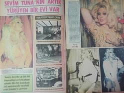 Pazar Haftalık Aktüalite Sinema Tiyatro Müzik ve Magazin Dergisi - 20 Ocak 1977 - Sayı:1061 - Sevim Tuna - Jilly Johnson - İlhami Gencer - Ümit Aksu - Sinan Bilsel - Ayten Alpman - Ayhan Işık'ın hastalanması Göksel Arsoy'un işine yaradı - Sebahat Filmer - Ayhan Işık - PEkcan Koşar - Süheyl Denizci - Süreyya Duru - Mesut Uçukan - Vedat Türkali - Yücel Çakmaklı - Osman Faruk Seden - Aynur Aydan Hollanda'da tutuklandı - Sibel Egemen her okula gidiyor, hem şarkı söylüyor - Aynur Akarsu - Puşkaş Ergun - Müjde Ar'ın filmde taktığı gözlükten gözleri bozuldu - Orhan Elmas - İsmail Hakkı Şen - Hüseyin Özşahin - Feri Cansel - Filiz Ersürel - Fikret Hakan - Sevim Tuna'nın artık yürüyen bir evi var - Marisa Mell, ülkesinde bol bol soyunuyor - şantöz Yaprak - Seçil Heper Yeşilçam'a ''Hayır'' TV filmine ''evet'' - Mine Sun'un sahne yaşamı başlamadan bitti - Selma Güneri - Çeler Doğan - Sema Koçak - Belgin Koçak - Kenan Özcan - Çetin Vural - İbrahim Kayan - Ünal Çulha - Mine Mutlu - Tam Takım Dergi
