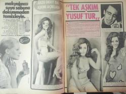 Pazar Haftalık Aktüalite Sinema Tiyatro Müzik ve Magazin Dergisi - 21 Ocak 1972 - Sayı:800 - Arzu Okay - Sevim Emre - Yıldız Kenter'in kızı Leyla Kenter ikinci filmini de çevirdi - Yıldırım Önal - Cüneyt Arkın - Melek Görgün ''Kara Kış'' a soyunarak meydan okudu - Doctor Renaud Losyon Reklamı - Arzu Okay da aşkını açıkladı - Yusuf Tuna - Ünsal Emre - Emel Sayın - Metin Erksan - Serdar Gökhan - Tarık Akan - Müfit Noyan - Levent Çakır - Gül Tener - Yeşim Tan - Beyza Başar - Ender Doruk - Meral Zeren - Müşerref Tezcan - Semra Karaca - Leyla Kenter - Bahar Erdeniz - Ceyda Karahan - Zeynep Değirmencioğlu - Memduh Ün - Muhterem Nur - İzzet Günay Kaç Kılığa Girdiler? - Erol Taş - Selma Güneri - Kadir Savun - Süleyman Turan - Esen Püsküllü - Mine Mutlu - Nilüfer Aydan - Cihangir Gaffari - Tijen Doray - Fikret Uçak - Dinçer Önal - Sedef İnci - Erdoğan Seren - Erol Yeşilyaprak - Tahsin Koray - Yılmaz Güney Ameliyat olunca - Sevim Emre fotoğraf ve haberi - Tam Takım Dergi