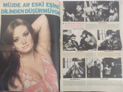 Pazar Haftalık Aktüalite Sinema Tiyatro Müzik ve Magazin Dergisi - 1976 Yılı - Sayı:1052 - Feri Cansel - Melek Görgün - Tyrene Power'in seks yıldızı kızı şarkıcı kocasıyla İstanbul'a geldi - Romina Power Türkiye'de bir film çevirecek - Toto Karaca sanat hayatına verda ediyor - Hülya Tuğlu yılbaşında şarkıcı oluyor - Mine Sun ''Alaturkaya gitmem'' diye batı müziğine geçiş yaptı - Müşerref Tezcan'ın büyük jesti - Hale Soygazi şarkıcılıktan Ahmet Özhan için vazgeçti - sevda Karaca bu yıl sinemaya hız verdi - Feri Cansel ikinci kez hamile kaldı - Müjde Ar eski eşini dilinden düşürmüyor - Samim Değer - Orhan Elmas - Serdar Gökhan - Mine Mutlu evliliğin eşiğinden geri döndü - Ünal Çulha - Gamze Öz ve Turgay Oylum dört yıllık nişanlılık dönemi sonunda evlilik kararı aldılar - Hüseyin Oylum - Nişanlısı Yonca Yücel'i İtalya'dan getirdikten hemen sonra nişanı bozdu - Ali Rıza Binboğa ile aşkları Başkent'te de devam ediyor - Kayıp Fatma Belgen- Melek Görgün - Nina Carter - Tam Takım Dergi