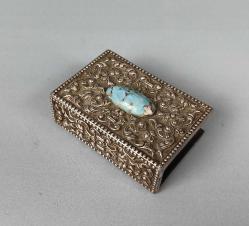 Antika - KİBRİTLİK 20 nci Yüzyıl Avrupa İmalatı, Harikulade Kabartma Detaylara Sahip, Firuze Taşlı, Gümüş Kaplama, Kibritlik..4 x 5,5 cm. - kitantik - kitaLog