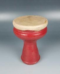 DARBUKA Cumhuriyet Erken Dönem, Üst Kısmı Gerçek Hayvan Derisi, Gövdesi Pişmiş Toprak, Orijinal Dönem Boyalı, Yerli Üretim Darbuka, 14.5 x 21 cm Ölçülerinde (Çalıyor, Mükemmel Kondisyonda, Fakat Alt Tabanda Formunu Etkilemeyen Atık Var..)