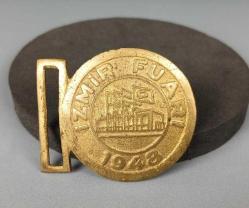 KEMER TOKASI, İZMİR FUARI PİRİNÇ KEMER TOKASI İzmir Fuarı 1948, Pirinç, Kemer Tokası, 4 x 4.5 cm Ölçülerinde.