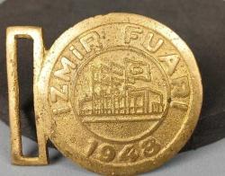 KEMER TOKASI, İZMİR FUARI PİRİNÇ KEMER TOKASI İzmir Fuarı 1948, Pirinç, Kemer Tokası, 4 x 4.5 cm Ölçülerinde.
