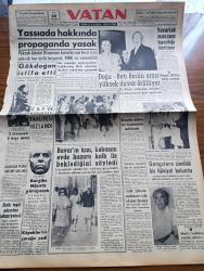Vatan Gazetesi - 22 Ağustos 1961 - Yassıada Hakkında Propaganda Yasak - Bayındırlık Bakanı Mukbil Gökdoğan İstifa Etti - Doğu Batı Berlin Arasında Yüksek Duvar Örülüyor - Ali Fuat Başgil Adalet Partisinden Aday Oluyor - Kanarya İhraç Edeceğiz - Celal Bayar'ın Kızı Babasını Evde Huzuru Kalb İle Beklediğini Söyledi - Halk Taşıt Sıkıntısı Çekmeyecek - Kemal Tahir'in Romanı Yorgun Savaşçı Yazı Dizisi - Sovyet Yüzer Havuzu İçin Boğaz Trafiği Duracak - 30 Ağustos Zafer Bayramı Tören Programı Hazır - Tevfik Fikret'in Gününde Faruk Hafize Açık Mektup Yazan Behçet Kemal Çağlar - Genç Dansöz Margaret Cooper Evlenecek - Ünlü Milo Venüs'ünün Kayıp Kolları Bulundu - Dünya Nelere Gülüyor Karikatür - Can Bartu Yarın Şeref Has Öbürgün Geliyor - Fenerbahçe Partizan İle Rövanşı Yarın Oynuyor - Beşiktaş'lı İdareciler Yeni Tedbirler Alıyor - 50 İlde Toto Oynanacak - Spor Toto'da Bu Hafta - Beşiktaş Beykoz Maçı - Yüzmede 10 Dünya Rekoru Tesis Edildi - Trafik Şubesinin Vasıtalarının Çoğu Çalışmaz Durumda