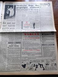 Vatan Gazetesi - 22 Ağustos 1961 - Yassıada Hakkında Propaganda Yasak - Bayındırlık Bakanı Mukbil Gökdoğan İstifa Etti - Doğu Batı Berlin Arasında Yüksek Duvar Örülüyor - Ali Fuat Başgil Adalet Partisinden Aday Oluyor - Kanarya İhraç Edeceğiz - Celal Bayar'ın Kızı Babasını Evde Huzuru Kalb İle Beklediğini Söyledi - Halk Taşıt Sıkıntısı Çekmeyecek - Kemal Tahir'in Romanı Yorgun Savaşçı Yazı Dizisi - Sovyet Yüzer Havuzu İçin Boğaz Trafiği Duracak - 30 Ağustos Zafer Bayramı Tören Programı Hazır - Tevfik Fikret'in Gününde Faruk Hafize Açık Mektup Yazan Behçet Kemal Çağlar - Genç Dansöz Margaret Cooper Evlenecek - Ünlü Milo Venüs'ünün Kayıp Kolları Bulundu - Dünya Nelere Gülüyor Karikatür - Can Bartu Yarın Şeref Has Öbürgün Geliyor - Fenerbahçe Partizan İle Rövanşı Yarın Oynuyor - Beşiktaş'lı İdareciler Yeni Tedbirler Alıyor - 50 İlde Toto Oynanacak - Spor Toto'da Bu Hafta - Beşiktaş Beykoz Maçı - Yüzmede 10 Dünya Rekoru Tesis Edildi - Trafik Şubesinin Vasıtalarının Çoğu Çalışmaz Durumda