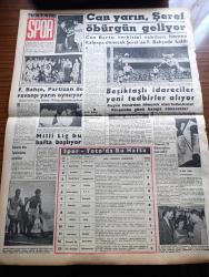 Vatan Gazetesi - 22 Ağustos 1961 - Yassıada Hakkında Propaganda Yasak - Bayındırlık Bakanı Mukbil Gökdoğan İstifa Etti - Doğu Batı Berlin Arasında Yüksek Duvar Örülüyor - Ali Fuat Başgil Adalet Partisinden Aday Oluyor - Kanarya İhraç Edeceğiz - Celal Bayar'ın Kızı Babasını Evde Huzuru Kalb İle Beklediğini Söyledi - Halk Taşıt Sıkıntısı Çekmeyecek - Kemal Tahir'in Romanı Yorgun Savaşçı Yazı Dizisi - Sovyet Yüzer Havuzu İçin Boğaz Trafiği Duracak - 30 Ağustos Zafer Bayramı Tören Programı Hazır - Tevfik Fikret'in Gününde Faruk Hafize Açık Mektup Yazan Behçet Kemal Çağlar - Genç Dansöz Margaret Cooper Evlenecek - Ünlü Milo Venüs'ünün Kayıp Kolları Bulundu - Dünya Nelere Gülüyor Karikatür - Can Bartu Yarın Şeref Has Öbürgün Geliyor - Fenerbahçe Partizan İle Rövanşı Yarın Oynuyor - Beşiktaş'lı İdareciler Yeni Tedbirler Alıyor - 50 İlde Toto Oynanacak - Spor Toto'da Bu Hafta - Beşiktaş Beykoz Maçı - Yüzmede 10 Dünya Rekoru Tesis Edildi - Trafik Şubesinin Vasıtalarının Çoğu Çalışmaz Durumda