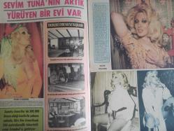 Pazar Haftalık Aktüalite Sinema Tiyatro Müzik ve Magazin Dergisi - 20 Ocak 1977 - Sayı:1061 - Sevim Tuna - Jilly Johnson - İlhami Gencer - Ümit Aksu - Sinan Bilsel - Ayten Alpman - Ayhan Işık'ın hastalanması Göksel Arsoy'un işine yaradı - Sebahat Filmer - Ayhan Işık - PEkcan Koşar - Süheyl Denizci - Süreyya Duru - Mesut Uçukan - Vedat Türkali - Yücel Çakmaklı - Osman Faruk Seden - Aynur Aydan Hollanda'da tutuklandı - Sibel Egemen her okula gidiyor, hem şarkı söylüyor - Aynur Akarsu - Puşkaş Ergun - Müjde Ar'ın filmde taktığı gözlükten gözleri bozuldu - Orhan Elmas - İsmail Hakkı Şen - Hüseyin Özşahin - Feri Cansel - Filiz Ersürel - Fikret Hakan - Sevim Tuna'nın artık yürüyen bir evi var - Marisa Mell, ülkesinde bol bol soyunuyor - şantöz Yaprak - Seçil Heper Yeşilçam'a ''Hayır'' TV filmine ''evet'' - Mine Sun'un sahne yaşamı başlamadan bitti - Selma Güneri - Çeler Doğan - Sema Koçak - Belgin Koçak - Kenan Özcan - Çetin Vural - İbrahim Kayan - Ünal Çulha - Mine Mutlu - Tam Takım Dergi