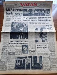 Vatan Gazetesi - 24 Ağustos 1961 - CHP Kurultayı Bugün Açılıyor - Cemal Gürsel İsmet İnönü İle Görüştü - Yuvarlak Masada Rejim Teminatı Görülecektir - Hükümet Ortak Pazar'a Muhtıra Verdi - Yeni Türkiye Partisi Başkanı Ekrem Alican Demokrat Parti'nin Devamıyız Dedi - Vali Refik Tulga Eşkıyalık Yalnız Banka Soymak Değil Dedi - Doğu Batı Berlin Sınırı Üzerine Batılılar Da Asker Yığdı - Fransa'daki Aşırı Sağcılar Tedhişi Gittikçe Arttırdı - Kemal Tahir'in Romanı Yorgun Savaşçı Yazı Dizisi - 2 Kaptan Heybeliada İskelesinde Kavga Etti - Asya Ve Afrika Ülke Temsilcileri Fransa'yı Şiddetle Tenkid Etti - Irak'ta Dün Sekiz Gazete Kapatıldı - Alman Arap Kalkınma Bankası Kuruluyor - Amerika Zencisi Endüstrileşme İle Durumunu Düzeltti Yazan Robert F. Kennedy Yazı Dizisi - Dünya Nelere Gülüyor Karikatür - Can Bartu Askerlik İçin Roma'dan Döndü - Mithatpaşa Stadının Işıklandırılması Ekim'de Bitecek - FIFA Ve UEFA Da Türkiye'yi Fevzi Uman Temsil Edecek - At Yarışları - Galatasaray'ın Beklenen Kongresi