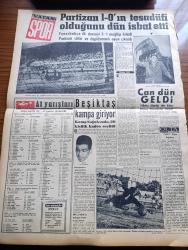 Vatan Gazetesi - 24 Ağustos 1961 - CHP Kurultayı Bugün Açılıyor - Cemal Gürsel İsmet İnönü İle Görüştü - Yuvarlak Masada Rejim Teminatı Görülecektir - Hükümet Ortak Pazar'a Muhtıra Verdi - Yeni Türkiye Partisi Başkanı Ekrem Alican Demokrat Parti'nin Devamıyız Dedi - Vali Refik Tulga Eşkıyalık Yalnız Banka Soymak Değil Dedi - Doğu Batı Berlin Sınırı Üzerine Batılılar Da Asker Yığdı - Fransa'daki Aşırı Sağcılar Tedhişi Gittikçe Arttırdı - Kemal Tahir'in Romanı Yorgun Savaşçı Yazı Dizisi - 2 Kaptan Heybeliada İskelesinde Kavga Etti - Asya Ve Afrika Ülke Temsilcileri Fransa'yı Şiddetle Tenkid Etti - Irak'ta Dün Sekiz Gazete Kapatıldı - Alman Arap Kalkınma Bankası Kuruluyor - Amerika Zencisi Endüstrileşme İle Durumunu Düzeltti Yazan Robert F. Kennedy Yazı Dizisi - Dünya Nelere Gülüyor Karikatür - Can Bartu Askerlik İçin Roma'dan Döndü - Mithatpaşa Stadının Işıklandırılması Ekim'de Bitecek - FIFA Ve UEFA Da Türkiye'yi Fevzi Uman Temsil Edecek - At Yarışları - Galatasaray'ın Beklenen Kongresi