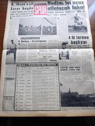 Vatan Gazetesi - 29 Ağustos 1961 - Generallere Ait Terfi Listesi Dün Açıklandı - Korgeneral Muhittin Önür Orgeneral Refik Tulga Korgeneral Oldu - Cumhuriyetçi Köylü Millet Partisi Kongresinde Osman Bölükbaşı Milli Birlik Komitesi Üyesi Fikret Kuytakla Birlikte - Osman Bölükbaşı 1310 Oy Alıp Başkan Oldu - Milli Birlik Komitesinde Yalnız Albay Mucip Ataklı General Olacak - İhsan Soyak 1962'den Sonra Petrol İthal Edilmeyecek Dedi - Ali Fuat Başgil Kasım Gülek'i Takdir Eder Ve Severim Dedi - Mustafa Kemal'in Türkiyesi Yazan Behçet Kemal Çağlar Köşe Yazısı - Uçakla İlk Defa Bugün Şeftali İhraç Edilecek - Galatasaray'ın Sol Beki Ahmet Berman Zina Halinde Yakalandı - Kemal Tahir'in Romanı Yorgun Savaşçı Yazı Dizisi - Birleşmiş Milletler Kuvvetleri Katanga'yı İşgal Etti - Gaziantep Kilis'te Bir Sinemada Panik Çıktı Altı Seyirci Çiğnenip Öldü - Noyan Amca Dert Dinliyor - Fenerbahçeli Nedim Doğan İşi Ucuz Atlatacak - Kasımpaşalı Futbolcu Ali İhsan'a Ait Karar Bugün - 4 Lü Futbol Turnuvası