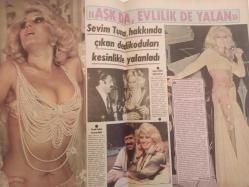 Pazar Haftalık Aktüalite Sinema Tiyatro Müzik ve Magazin Dergisi - 28 Nisan 1977 - Sayı:1075 - Marilyn High - Yaprak - Nazan Şoray Milano'daki Geziyi Yarıda Kesti - Ölüm, Atıf Kaptan'ı Film Setinde Yakaladı - Huri Sapan TV'nin Katı Kurallarına Karşı Çıktı - Safiye Ünal Tipini ve Adını Değiştirince Fiyatı Arttı - Menekşe - Feri Cansel Baharı Görünce Açılıp Saçılıverdi - Mine Mutlu ile Ünal Çulha Kavgalı Aşk Sonunda Evlilikle Bağlanıyor - Sevim Tuna - Kenan Bingöl - Suzan Avcı - Muzaffer Nebioğlu Seks Yarışında Ben de Varım Diyor - Geçmiş Zaman Olur Ki - Perihan Ateş Dans Etmeye Gana'ya Gidiyor - Mualla Akın İmam Nikahı ile Evlendiği Kocasının Özlemine Dayanamıyor - Selda Aşkım'a Nesrin Topkapı Ders Veriyor - Anna Barclay fotoğraf ve haberi  - Tam Takım Dergi