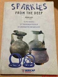 SPARKLES FROM THE DEEP / AYNUR ÖZET / GLASS VESSELS OF THE BODRUM MUSEUM OF UNDERWATER ARCHAEOLOGY / BERİCAP KAPAK SANAYİ / İNGİLİZCE KİTAP (DERİNLİKLERDEN PARILTILAR / BODRUM SU ALTI ARKEOLOJİSİ MÜZESİ'NİN CAM KAPLARI)