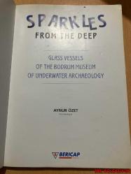 SPARKLES FROM THE DEEP / AYNUR ÖZET / GLASS VESSELS OF THE BODRUM MUSEUM OF UNDERWATER ARCHAEOLOGY / BERİCAP KAPAK SANAYİ / İNGİLİZCE KİTAP (DERİNLİKLERDEN PARILTILAR / BODRUM SU ALTI ARKEOLOJİSİ MÜZESİ'NİN CAM KAPLARI)