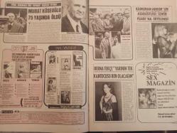 Pazar Haftalık Aktüalite Sinema Tiyatro Müzik ve Magazin Dergisi - 12 Mayıs 1977 - Sayı:1077 - Arzu Okay - Rita Powell - Murat Köseoğlu 75 Yaşında Öldü - Berna Tekçe ''Yarının tek kantocusu ben olacağım'' diyor - Kamuran Akkor'un assolistliği İzmir Fuarı'na ertelendi - Nalan Çöl'ün yaş gününde gizli aşkı da ortaya çıktı - Hayko - Alev Altın - Hale Hanzade - Aysel Günel - Ceyda Karahan - Serter Bağcan eczanesinde plak satıyor - Oya Yurdakul, Yeşilçam'dan ''İş'' bekliyor - Muhterem Nur'un Dramı bitmedi - 'Nesrin Topkapı'ya yol göründü - Arzu Okay'ı zor günler bekliyor - Bülent Ersoy, Nil Burak'a yaş gününde pırlanta bir yüzük taktı - Meral Zeren'e sahnede Selami Şahin güç veriyor - Yıldırım Önal - Figen Han - Yılmaz Güney Efsanesi - Ülkü Ülker'in yüksek sesle şarkı söylemesi yasak - Çıplak model Carol - Yağmurda Daha Seksi Görünüyor - Martı Yayınları Reklamı fotoğraf ve haberi - Tam Takım Dergi