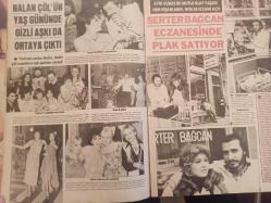 Pazar Haftalık Aktüalite Sinema Tiyatro Müzik ve Magazin Dergisi - 12 Mayıs 1977 - Sayı:1077 - Arzu Okay - Rita Powell - Murat Köseoğlu 75 Yaşında Öldü - Berna Tekçe ''Yarının tek kantocusu ben olacağım'' diyor - Kamuran Akkor'un assolistliği İzmir Fuarı'na ertelendi - Nalan Çöl'ün yaş gününde gizli aşkı da ortaya çıktı - Hayko - Alev Altın - Hale Hanzade - Aysel Günel - Ceyda Karahan - Serter Bağcan eczanesinde plak satıyor - Oya Yurdakul, Yeşilçam'dan ''İş'' bekliyor - Muhterem Nur'un Dramı bitmedi - 'Nesrin Topkapı'ya yol göründü - Arzu Okay'ı zor günler bekliyor - Bülent Ersoy, Nil Burak'a yaş gününde pırlanta bir yüzük taktı - Meral Zeren'e sahnede Selami Şahin güç veriyor - Yıldırım Önal - Figen Han - Yılmaz Güney Efsanesi - Ülkü Ülker'in yüksek sesle şarkı söylemesi yasak - Çıplak model Carol - Yağmurda Daha Seksi Görünüyor - Martı Yayınları Reklamı fotoğraf ve haberi - Tam Takım Dergi